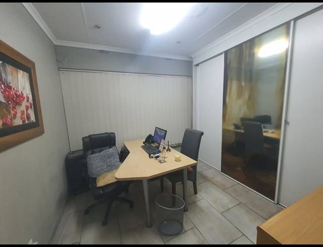 940M² BUSINESS FOR SALE IN BRACKENHURST